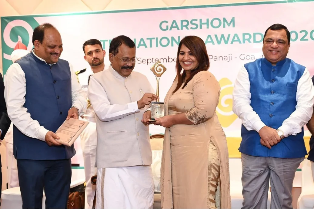 Julia Matthew receiving the Garshom International Award 2020
